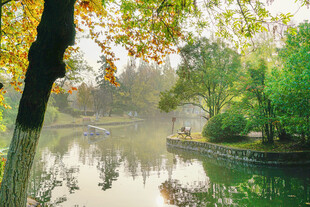 秋日湖畔晨景