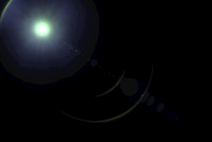 夜空中的光晕光斑景象