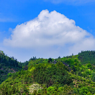 青山之上白云悠悠