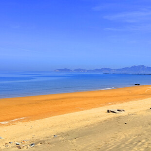 金色沙滩与蔚蓝大海美景