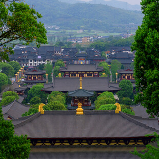 俯瞰古雅寺庙建筑群