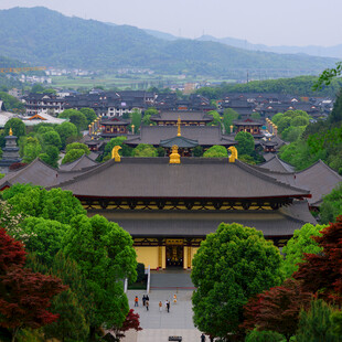 古寺掩映于青山绿树间