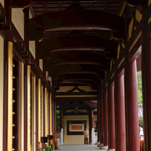 古色古香的中式长廊建筑