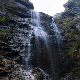 山间飞瀑景观