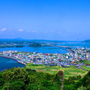 彩色小镇与碧海蓝天美景