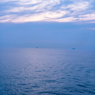 海上日出前的宁静海面