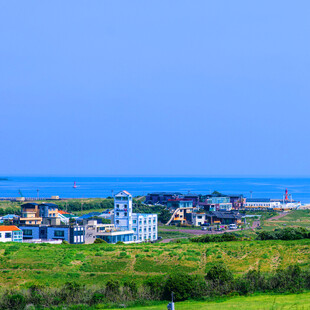 海滨村庄风光