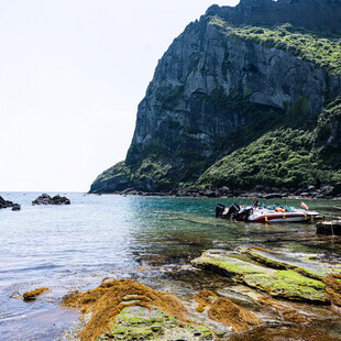 海边青山绿水的美丽景致