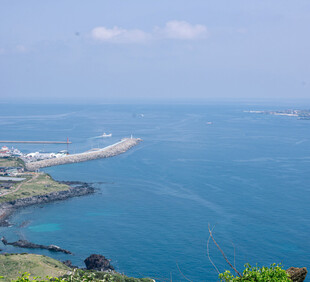 俯瞰蔚蓝大海与海岸风光