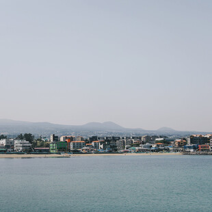 海滨城市风光远眺