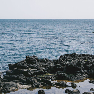 海边礁石景观