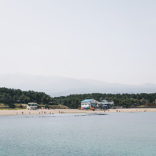 宁静海滩与远处的建筑景观