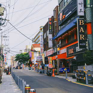 城市街道旁的多彩商业建筑