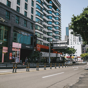 城市街道旁的高楼与商铺