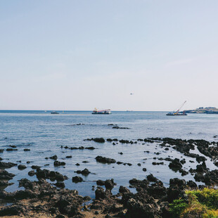 海边礁石景致