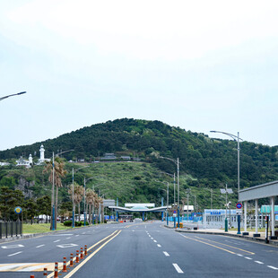公路旁青山与建筑景观