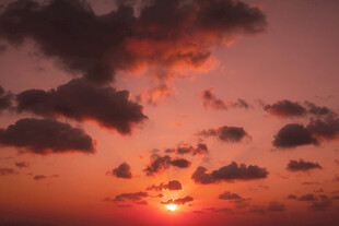 夕阳下的绚烂天空