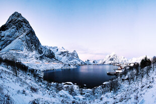 雪山湖泊壮丽自然景观