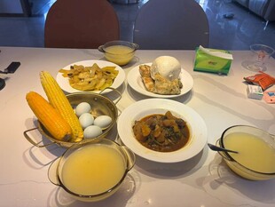 丰盛多样的美味餐食