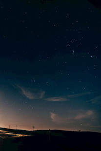 夜幕下的星空与地平线