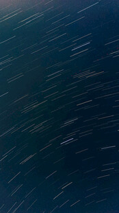 深邃星迹下的神秘夜空