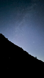 夜空下的山峦剪影