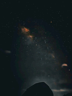 夜空下的星河与岩石
