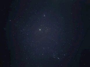 深邃星空下的神秘宇宙景象