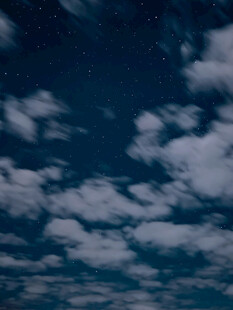 夜空下的云朵