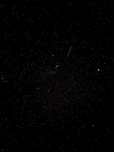 深邃星空下的神秘宇宙景象
