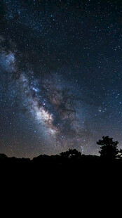 璀璨星空下的静谧景象