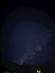 夜空下的微光景象