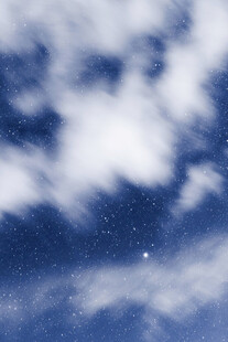 夜空繁星与云朵美景