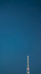 夜空下的高耸通信塔