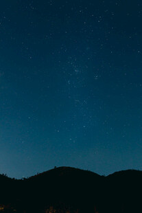 夜空下的山峦与闪烁繁星