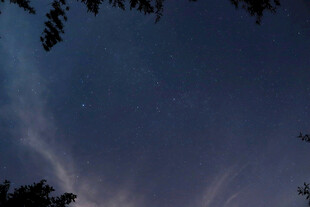 夜空下的梦幻云彩