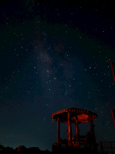夜空下的亭台与璀璨星河
