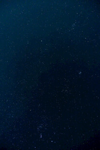 深邃夜空下的点点繁星