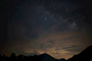 夜幕下的山峦与璀璨星空