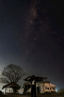乡村夜空下的静谧屋舍