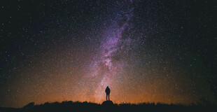 星空下的孤独身影