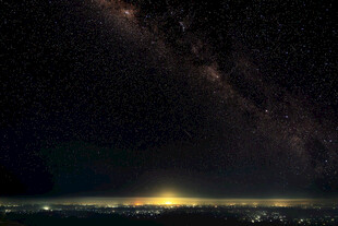 璀璨星空下的城市夜景