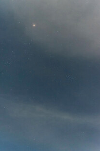 夜空中的神秘发光体