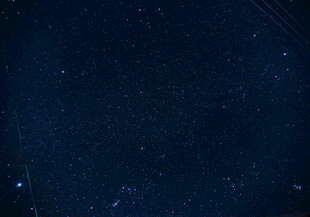深邃夜空下的点点繁星