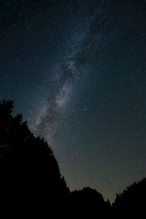 夜空下的山峦与璀璨星河