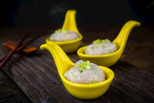 黄色小碟装的美味虾滑