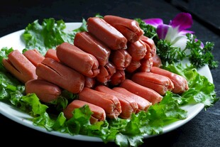 美味香肠配新鲜生菜