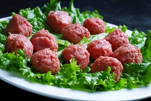 生菜上的美味肉丸