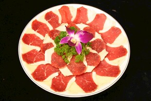 精美摆盘的鲜嫩牛肉片