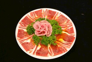 精美摆盘的鲜嫩肉片
